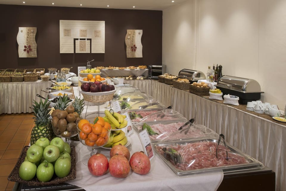 Restaurant/places to eat, Buffet breakfast