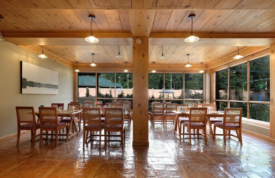 Restaurant/places to eat, Seating area, Dining area