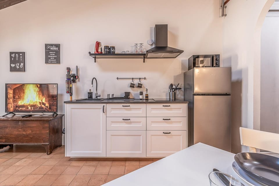 Coffee/tea facilities, Kitchen or kitchenette, Living room, stove