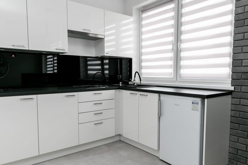 Kitchen or kitchenette, microwave, stove