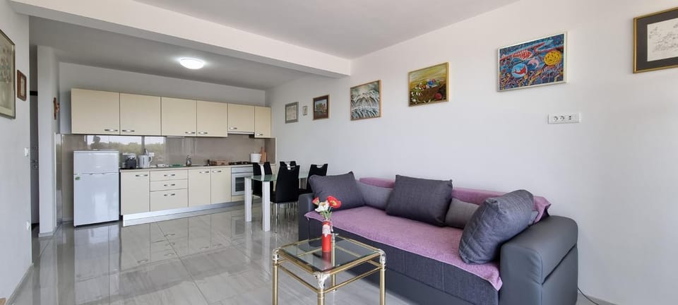 Kitchen or kitchenette, Living room