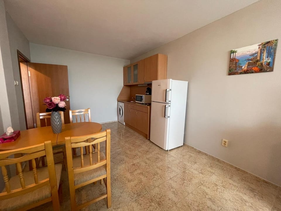 Kitchen or kitchenette, Dining area
