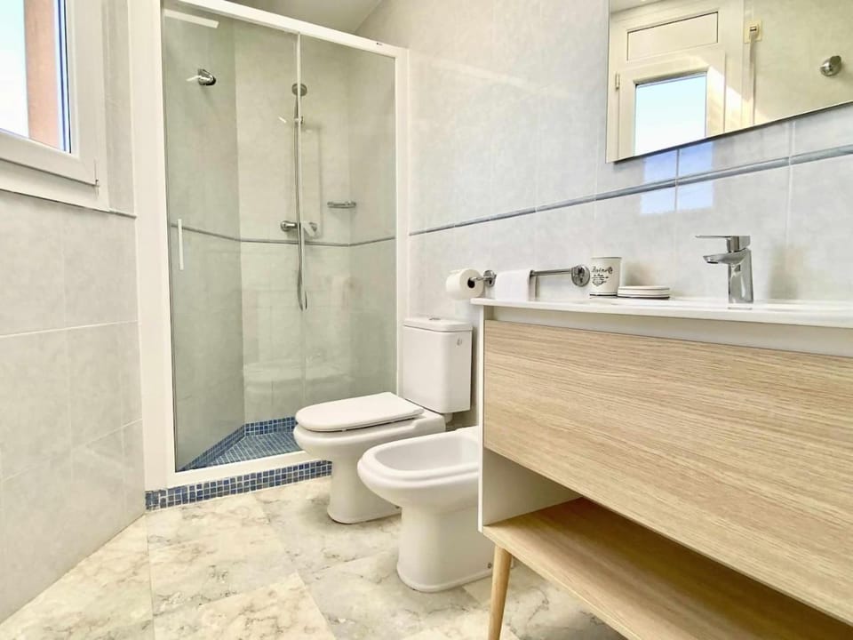 Shower, Bathroom, bidet, towels