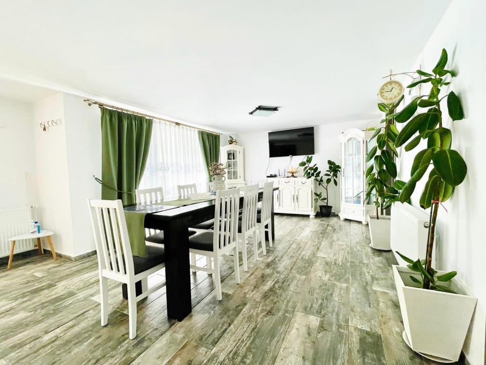Communal lounge/ TV room, Living room, Dining area, Evening entertainment
