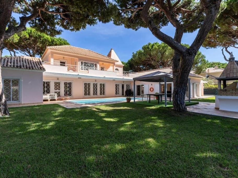 Property building, Garden, Swimming pool