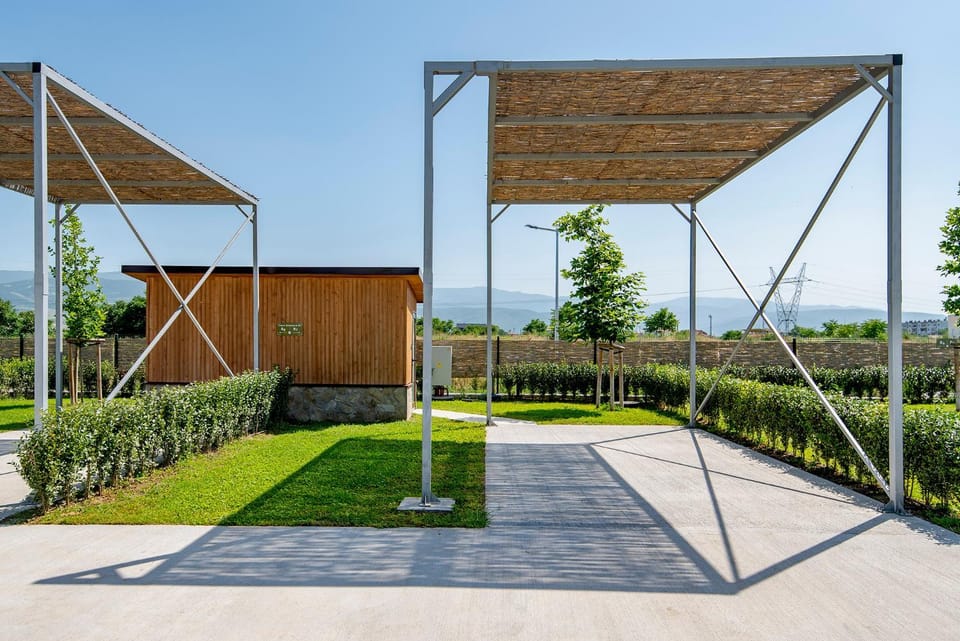 Property building, Day, Natural landscape, Garden, Garden view