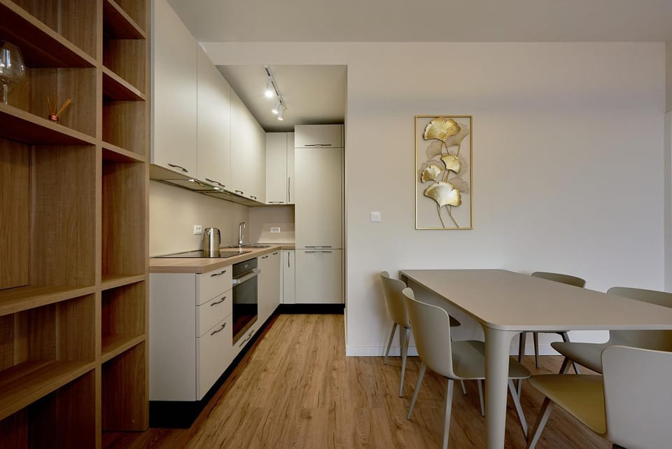 Kitchen or kitchenette, Dining area