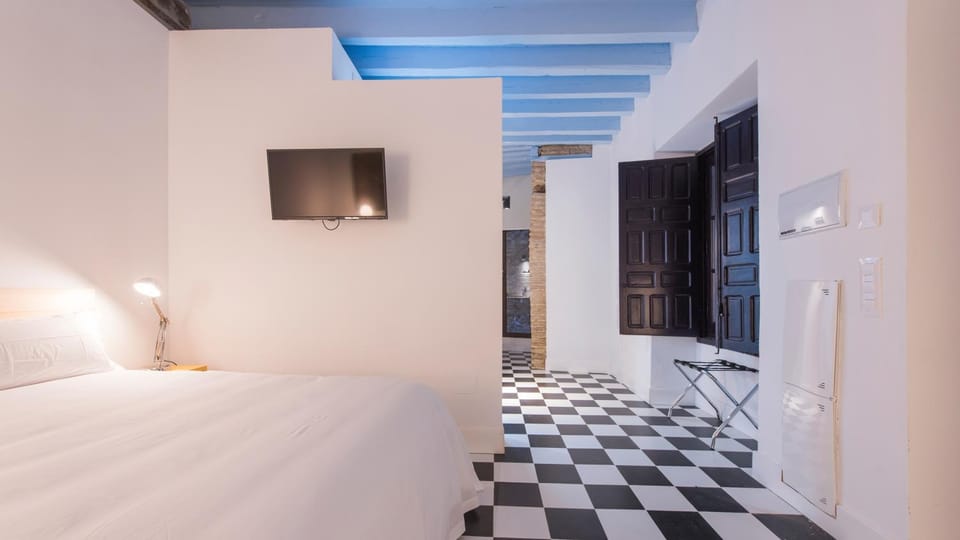 Bed, TV and multimedia, Photo of the whole room, Bedroom