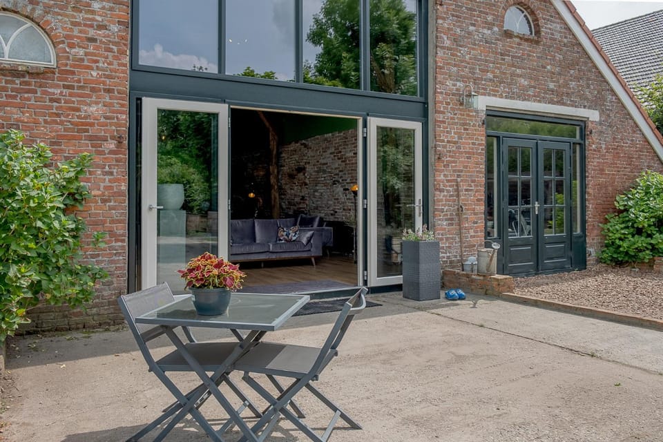 Facade/entrance, Internal: Not applicable to any particular room