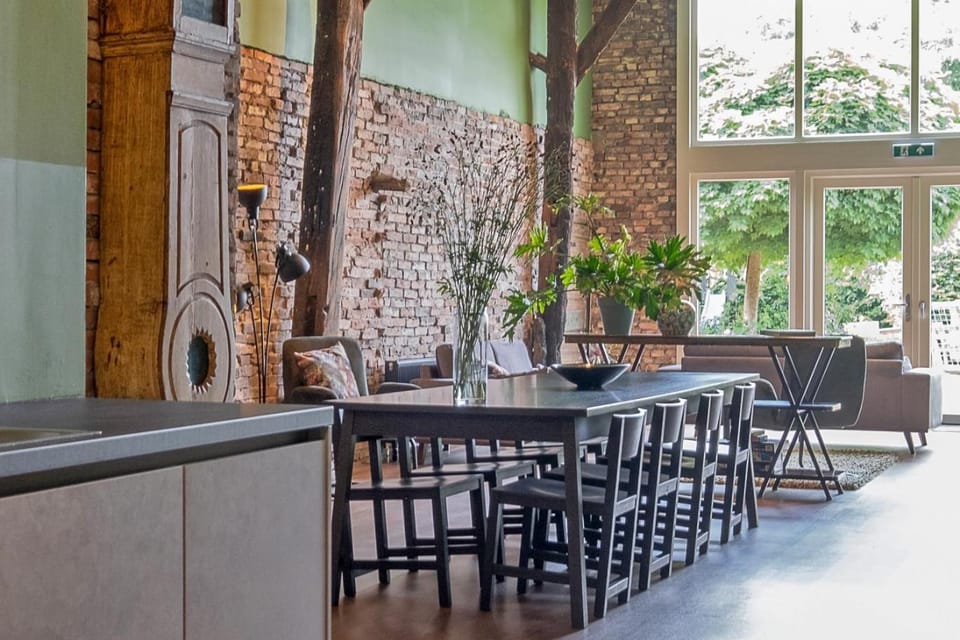 Restaurant/places to eat, Internal: Not applicable to any particular room