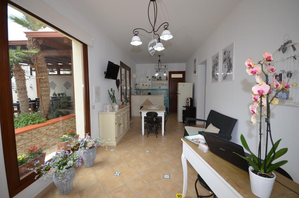 Communal lounge/ TV room, Lobby or reception, Lounge or bar