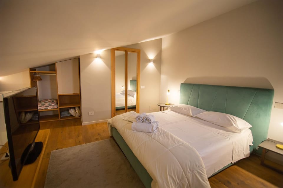 Bed, Photo of the whole room, Decorative detail, Bedroom