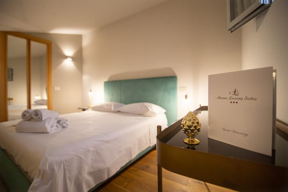 Bed, Photo of the whole room, Decorative detail, Bedroom