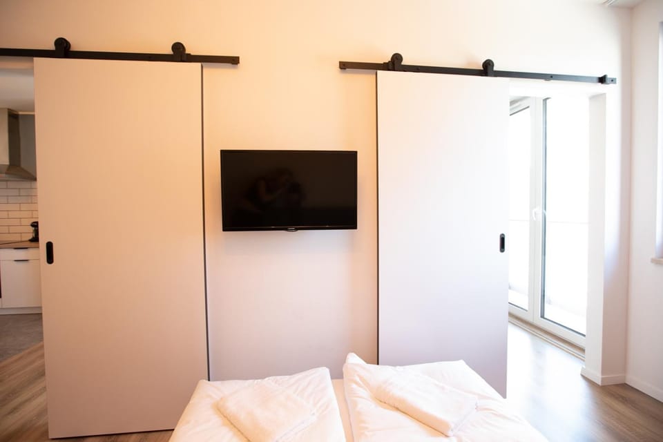 Bed, TV and multimedia, Bedroom