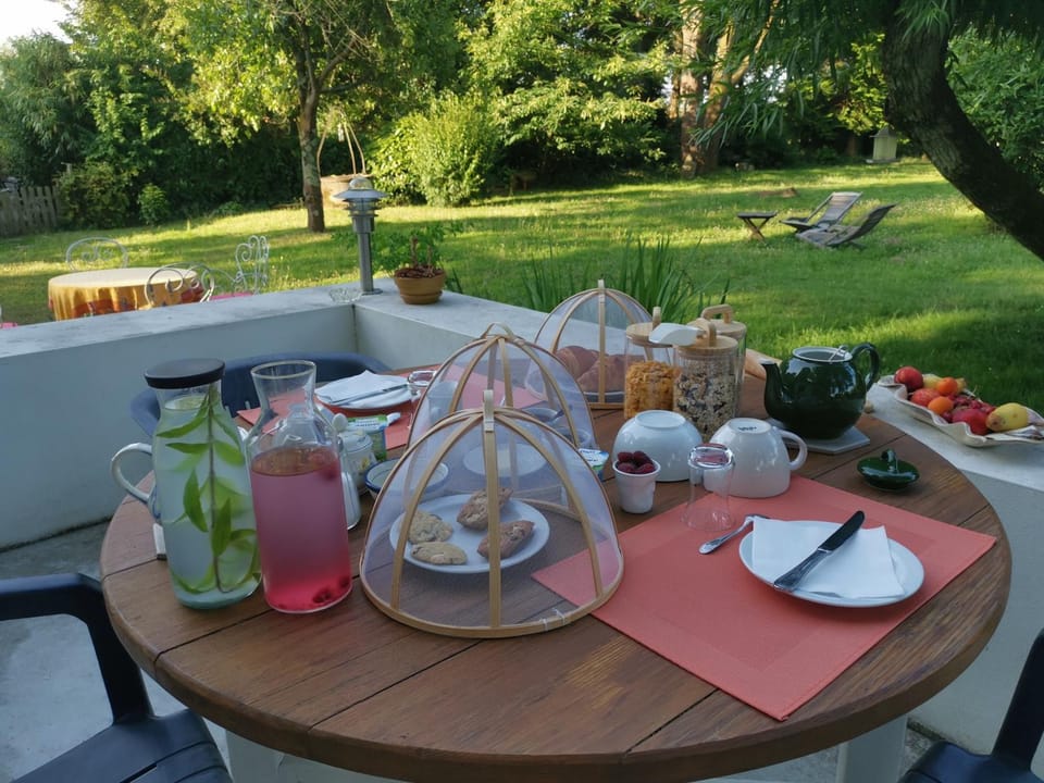 Spring, Day, Garden, Food and drinks, Garden view, Breakfast, Continental breakfast, Drinks