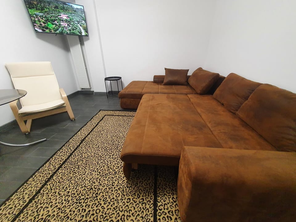 3 Rooms Cinema Garden Parking House Apartment in Bucharest