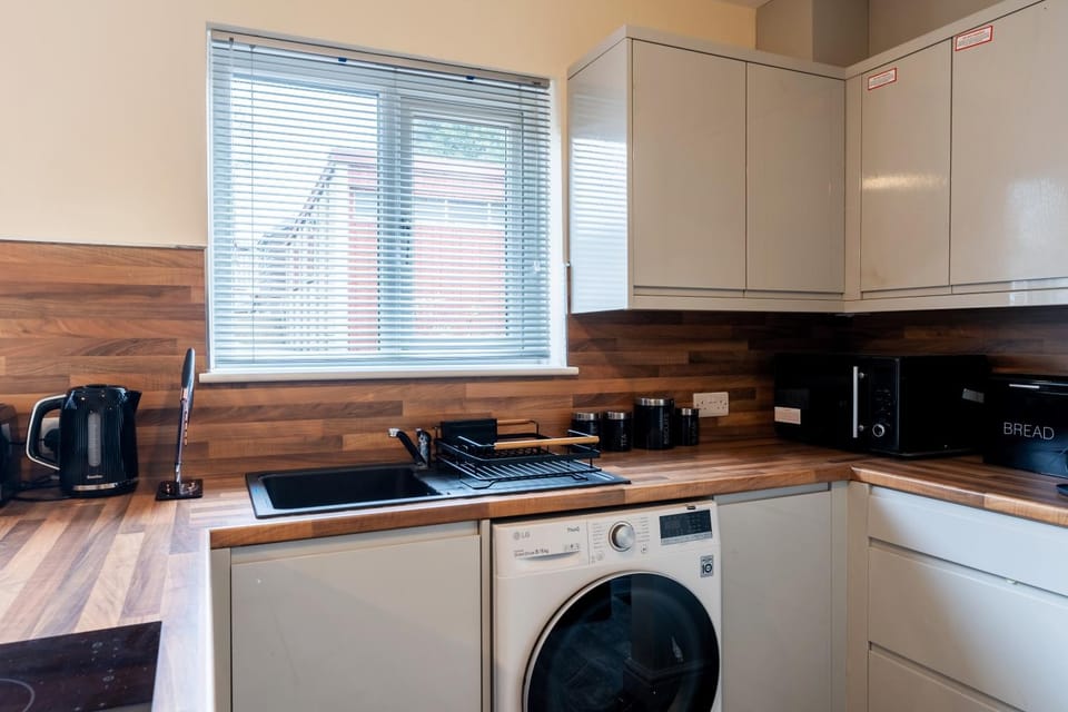 Coffee/tea facilities, Kitchen or kitchenette, stove, toaster, washing machine