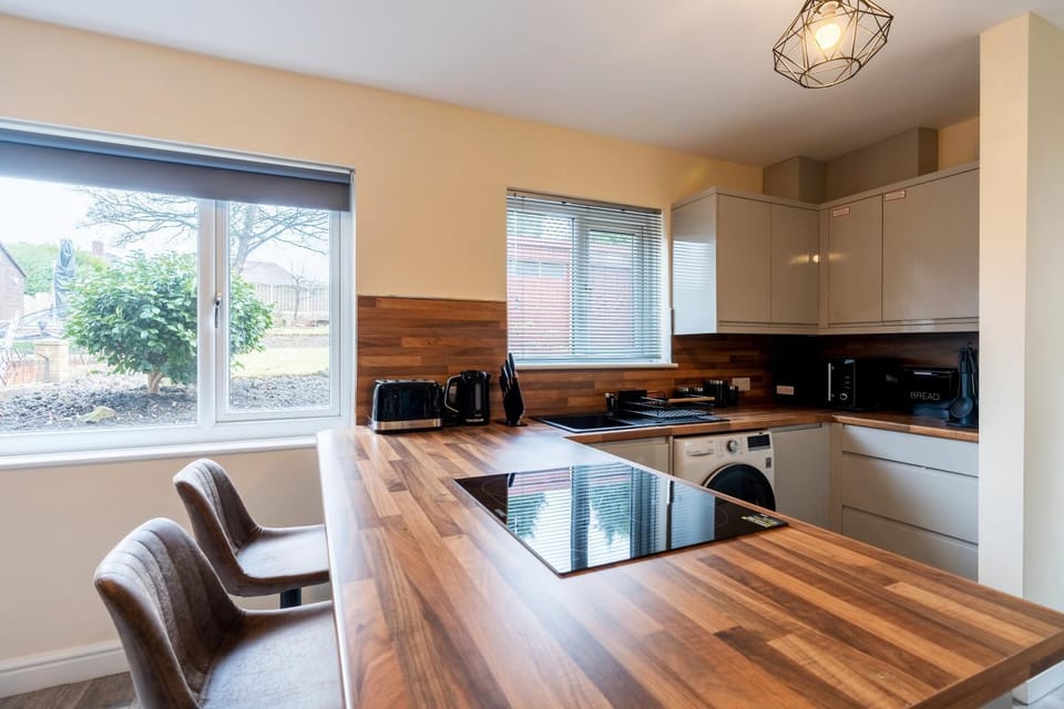 Kitchen or kitchenette, Dining area, Breakfast, microwave, stove, toaster