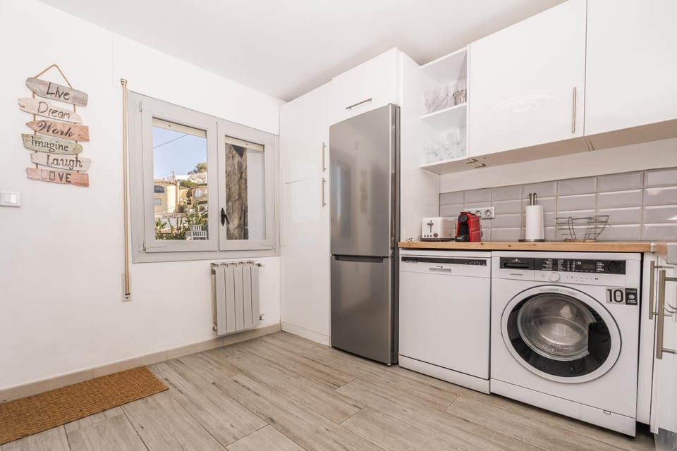 Kitchen or kitchenette, dishwasher, pet friendly, stove, washing machine