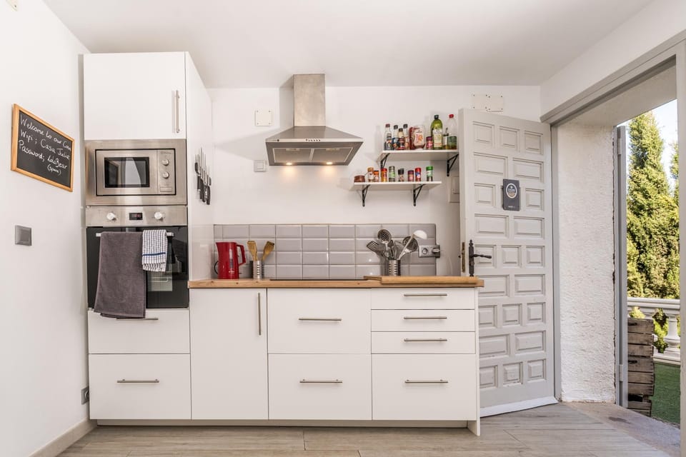 Coffee/tea facilities, Kitchen or kitchenette, dishwasher, oven, pet friendly, stove, toaster