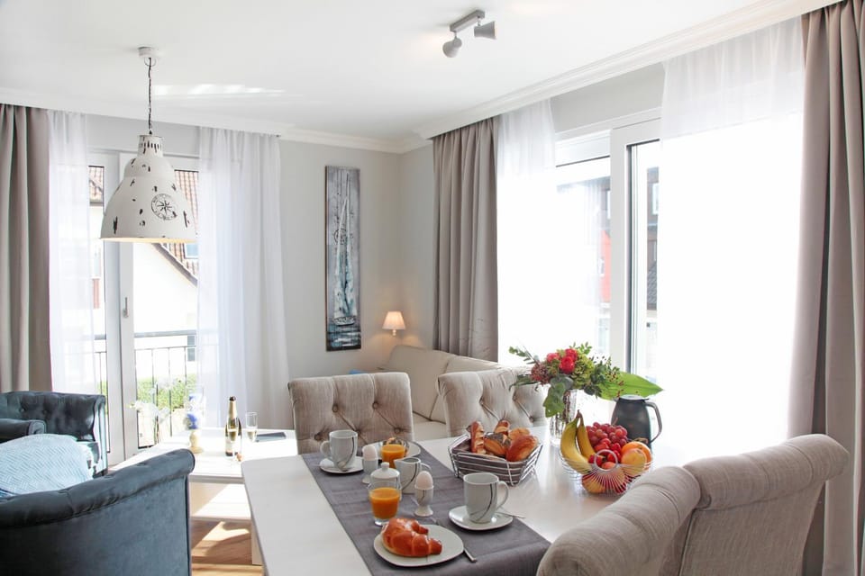 Living room, Food and drinks, Dining area, Food, Breakfast