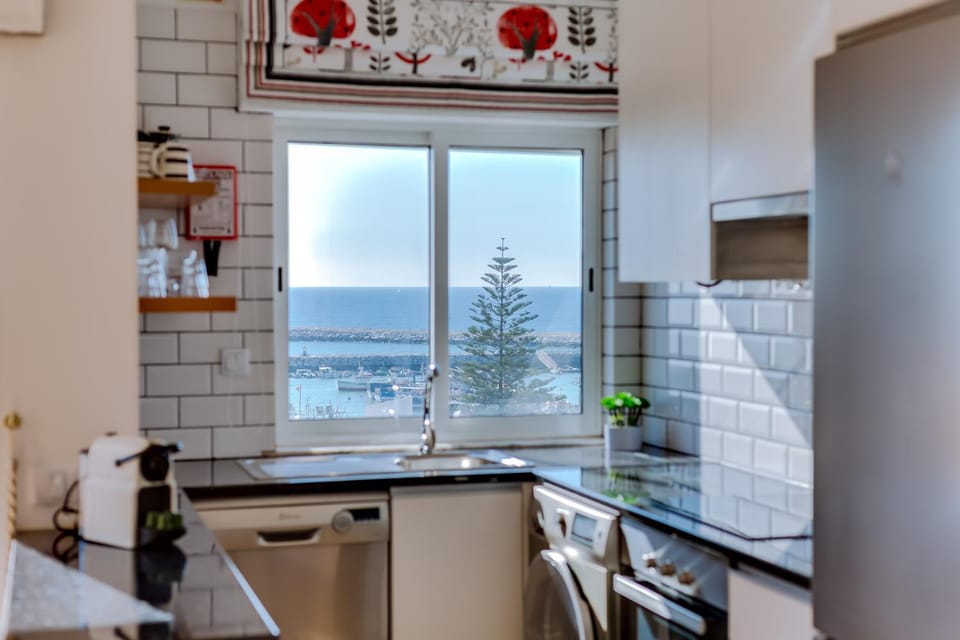 Kitchen or kitchenette, Sea view