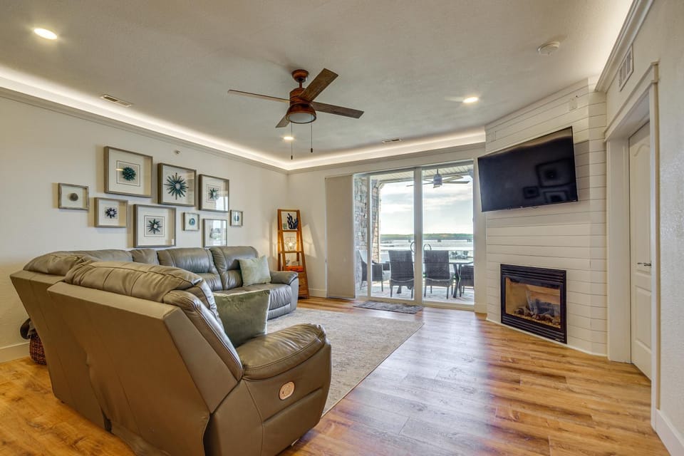 Furnished Porch, Resort Pools! Lands End Condo House in Osage Beach