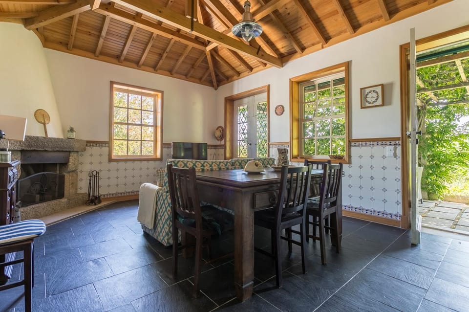 TV and multimedia, Living room, Seating area, Dining area, fireplace, kitchen