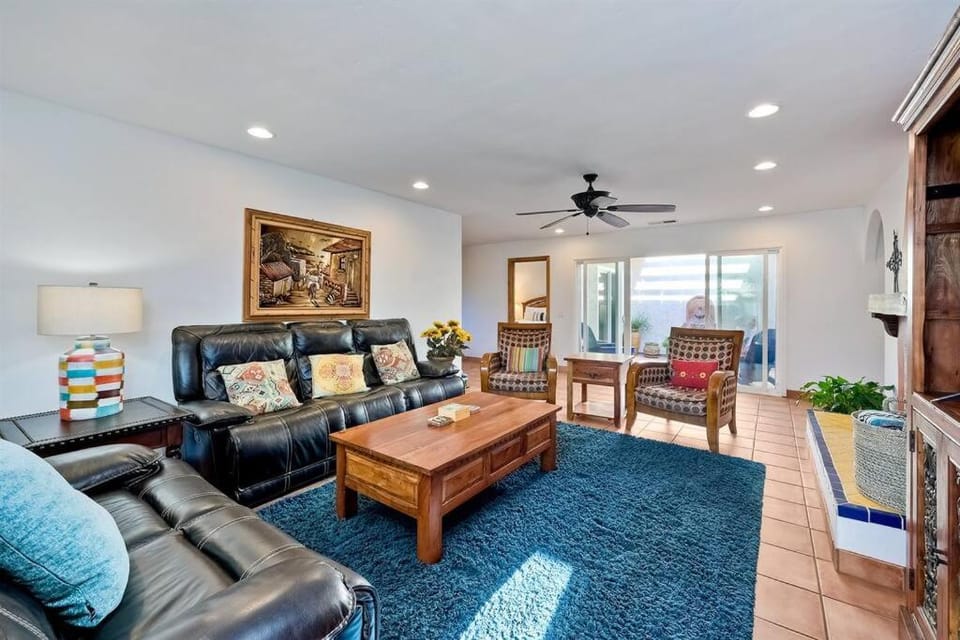 Great Group Retreat! Hacienda Decor, Spacious Floor Plan, Private Backyard House in Carlsbad