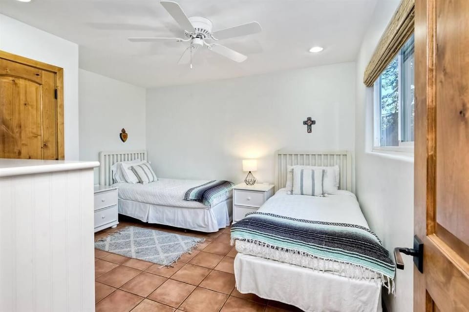 Great Group Retreat! Hacienda Decor, Spacious Floor Plan, Private Backyard House in Carlsbad
