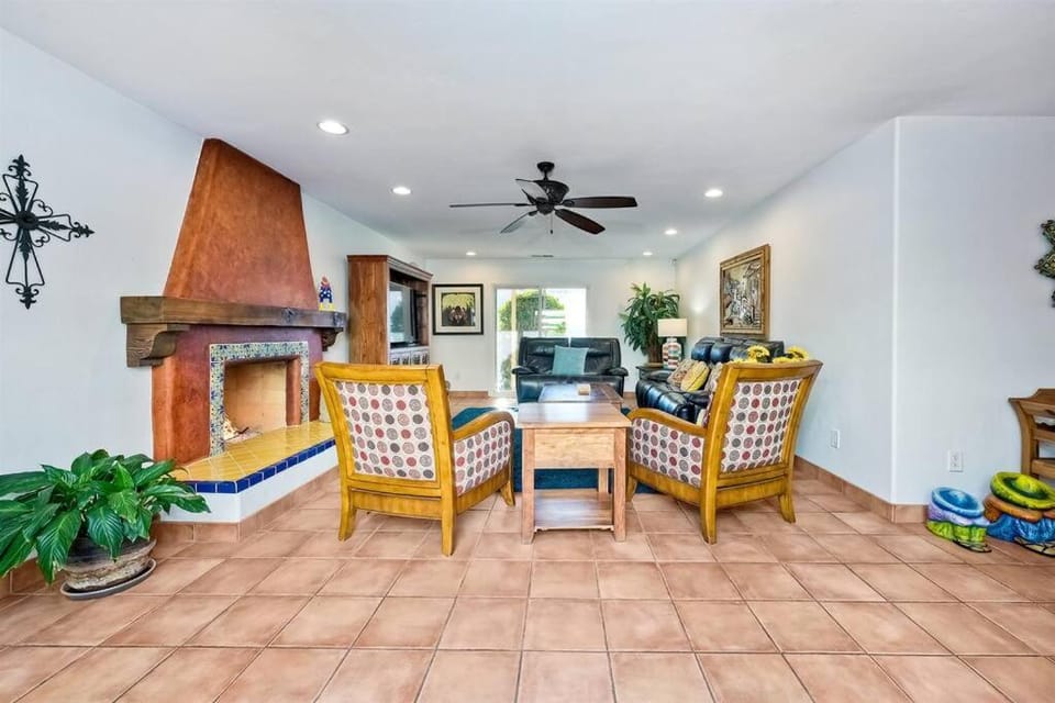 Great Group Retreat! Hacienda Decor, Spacious Floor Plan, Private Backyard House in Carlsbad