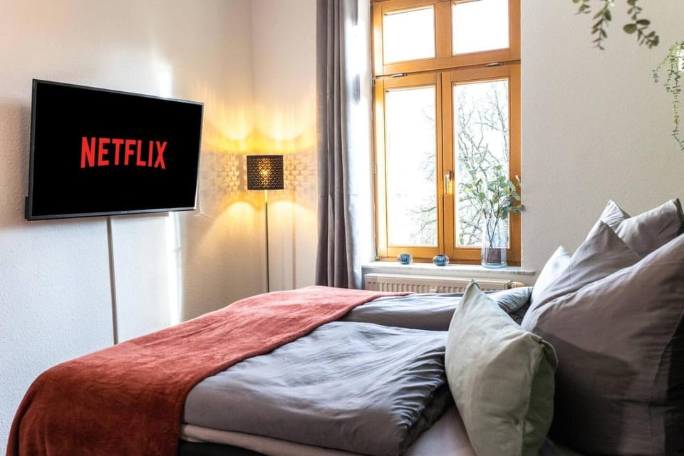 Bed, TV and multimedia, Bedroom