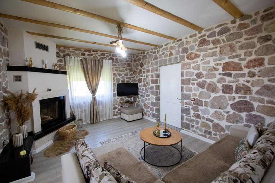 Communal lounge/ TV room, TV and multimedia, Living room, Seating area, Evening entertainment