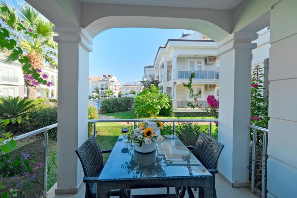 View (from property/room), Balcony/Terrace, Garden view