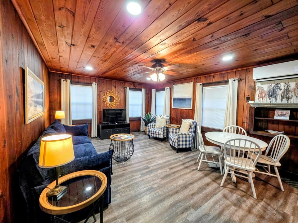 Edgewater Resort Cottage #1 Country House in Rockwell