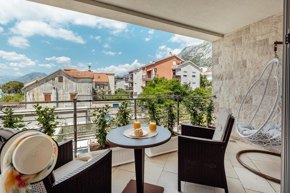 Balcony/Terrace, Street view