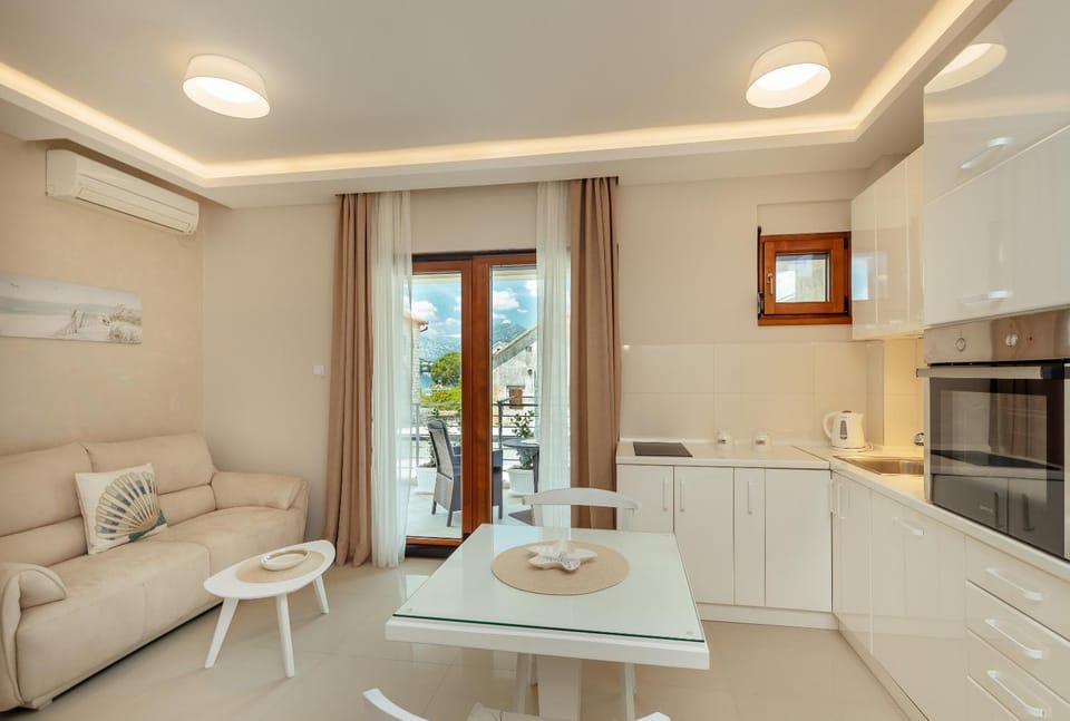 View (from property/room), Kitchen or kitchenette, Living room