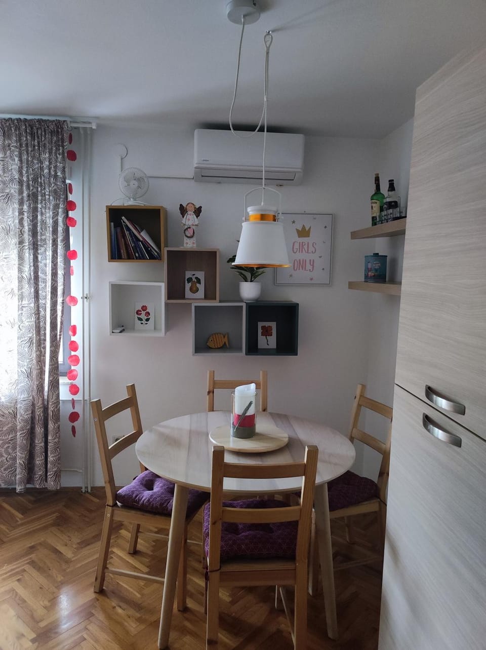 Seating area, Dining area