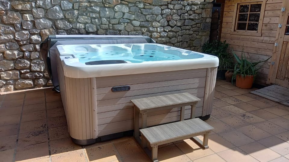 Hot Tub, Hot Tub