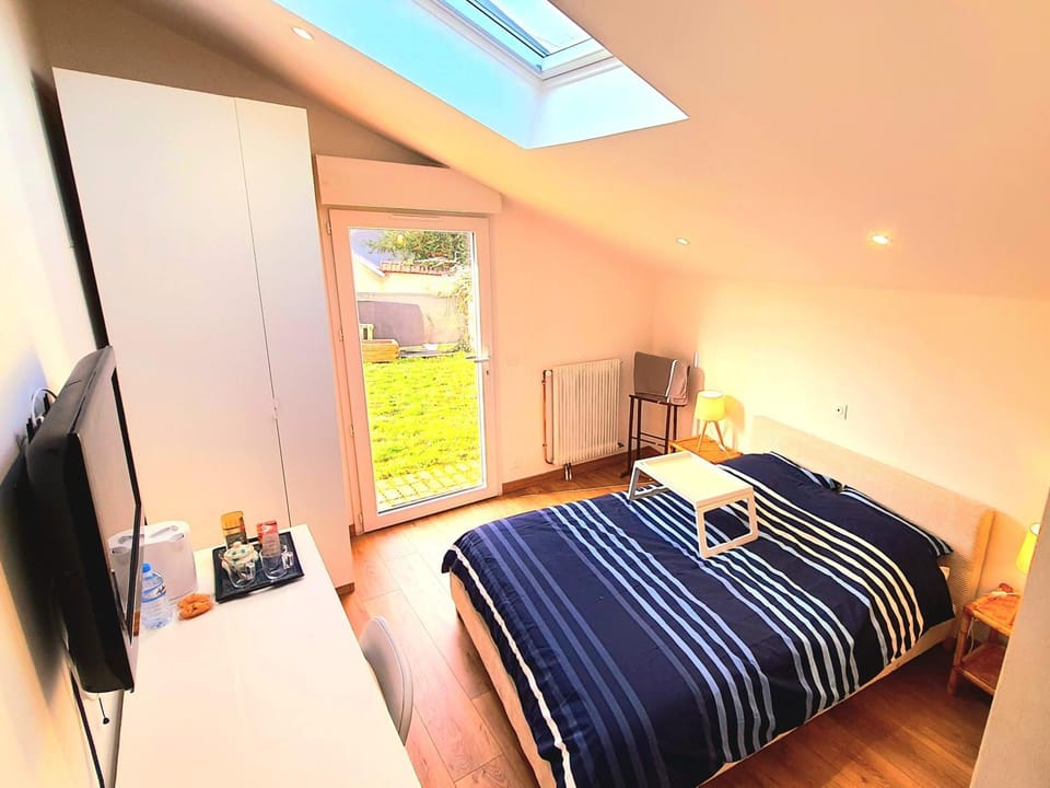 Bed, TV and multimedia, Photo of the whole room, Bedroom