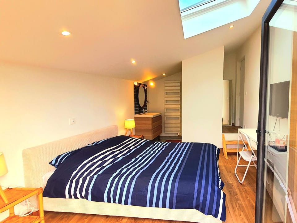 Bed, TV and multimedia, Photo of the whole room, Bedroom