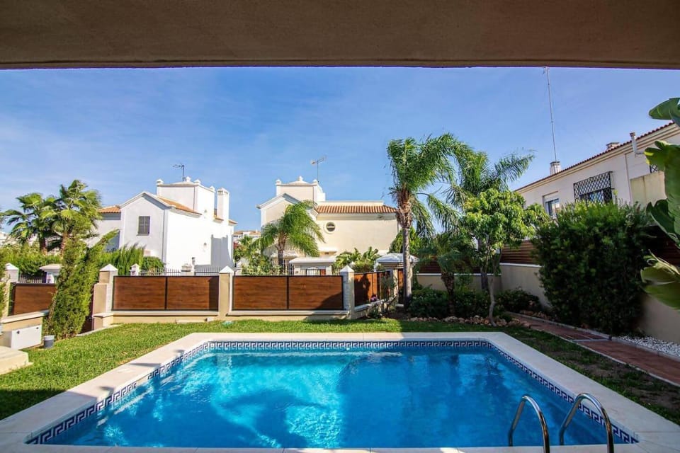 Modern beach villa with parking and private pool Villa in Torremolinos