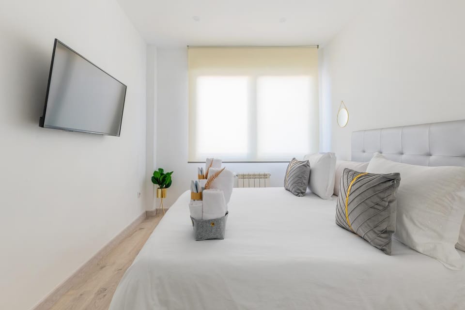 Bed, TV and multimedia, Photo of the whole room, Bedroom