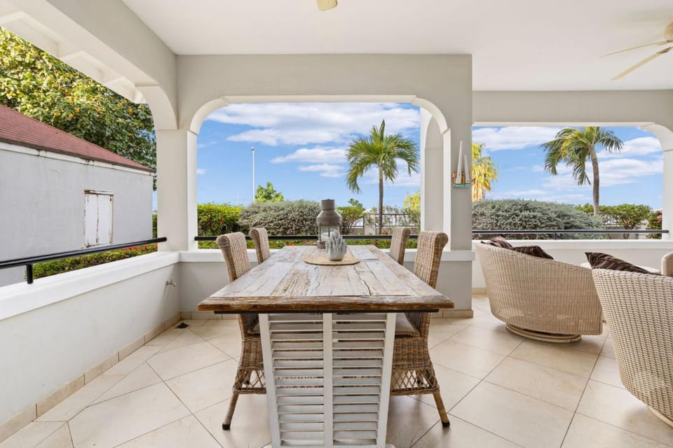 Luxury Seafront 4p large ground floor apartment Apartment in Venezuela