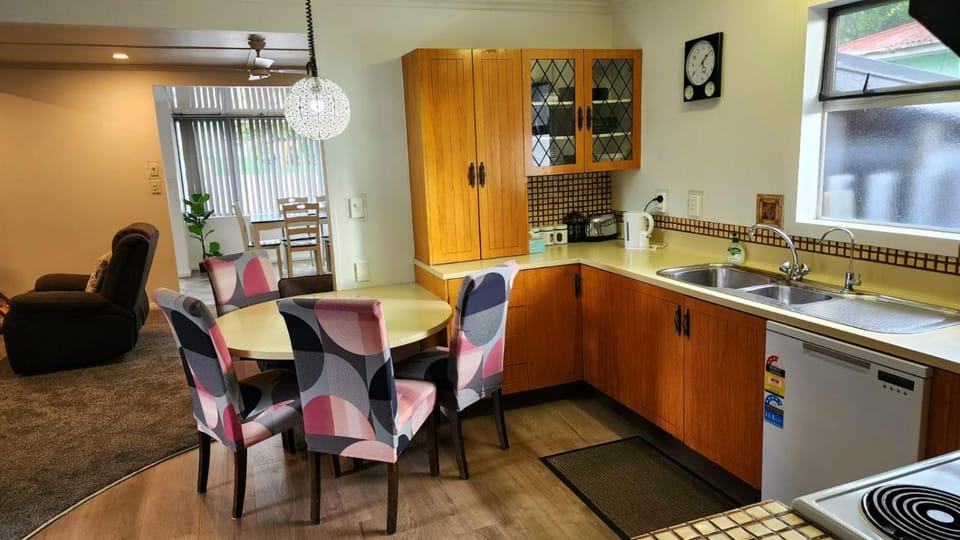 Ahuriri Escape - Home Away Home, Entire Bungalow Villa in Napier