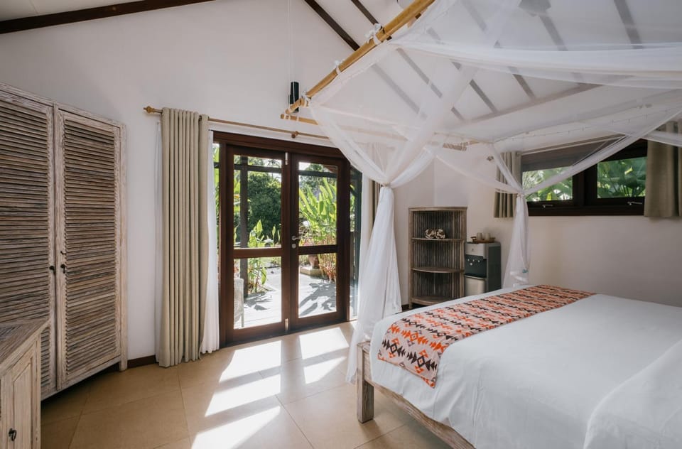 Burudika Bungalows - Villas, Sauna & Bath House Hotel in West Praya