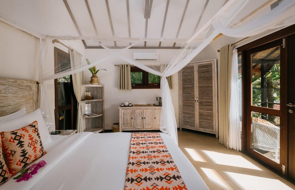 Burudika Bungalows - Villas, Sauna & Bath House Hotel in West Praya