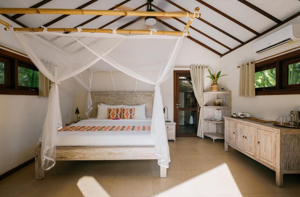 Burudika Bungalows - Villas, Sauna & Bath House Hotel in West Praya