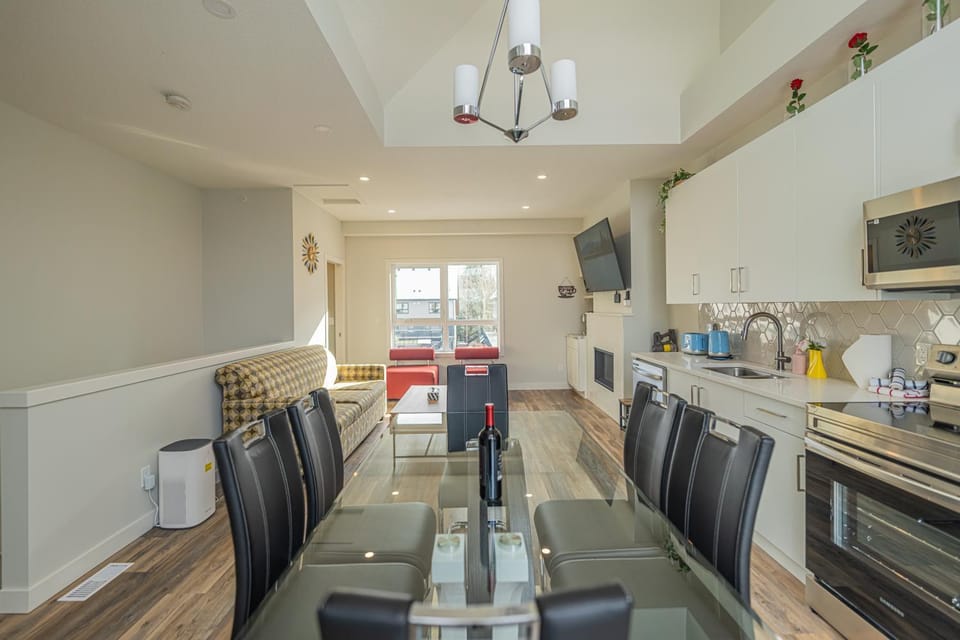 Skyline Escape - Mountain Views - Hot Tub - Pool-207 Apartment in Canmore