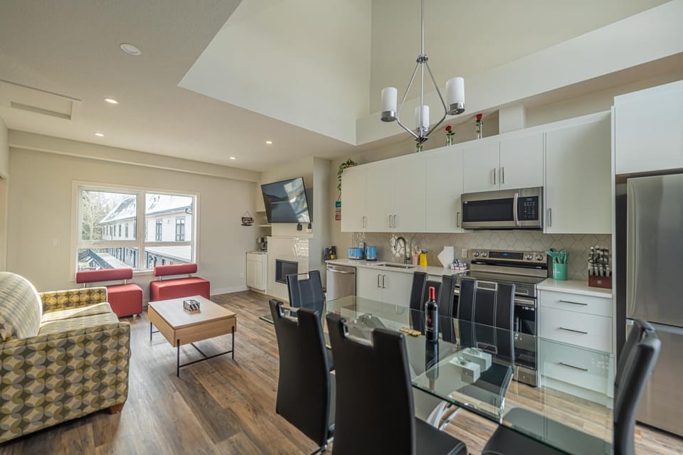 Skyline Escape - Mountain Views - Hot Tub - Pool-207 Apartment in Canmore
